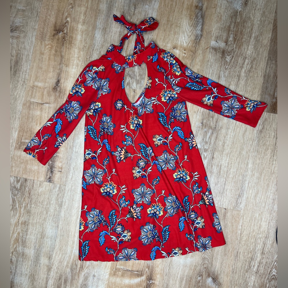 Derek & Heart red, floral flowy 3/4 sleeve dress. Keyhole front. Tie around neck